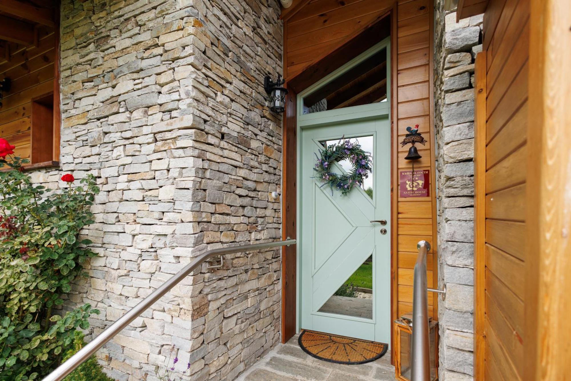 Mountain Villa Aleksia- With Jacuzzi 라즐로그 외부 사진